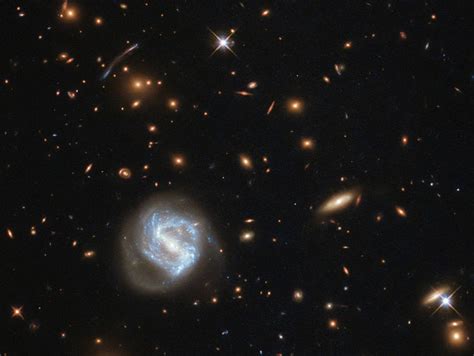 Hubble registra incrível aglomerado de galáxias   Galileu ...