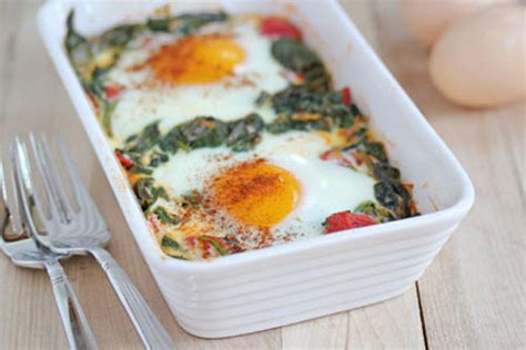 Huevos cocidos con espinaca y tomates   comida sana