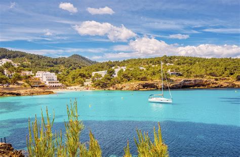 Ibiza con ferry, embarque de coche y hotel incluido
