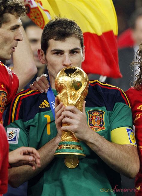 Iker Casillas besa la Copa del Mundo | Campeones del mundo ...