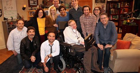 Il cast di The Big Bang Theory saluta Stephen Hawking