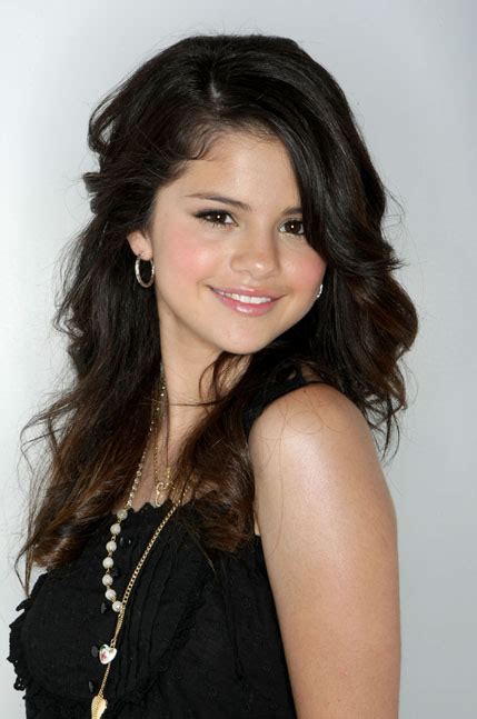 Imagen   Selena gomez de perfil.jpg   ES   Lostpedia