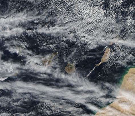 Imágenes de satélite manchas en el mar, erupción en El ...