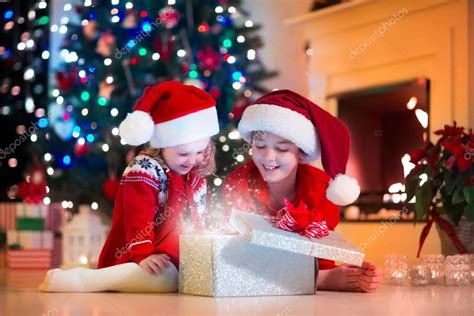 Imágenes: navidad de niños | niños abriendo regalos de ...