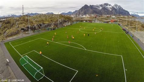 Impresionante: el campo de fútbol en medio de una isla ...