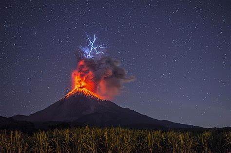 Incredible image captures moment lightning struck an ...