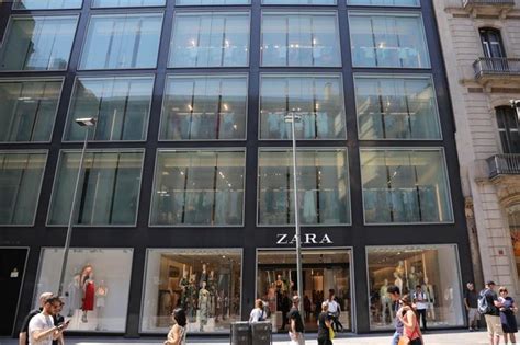 Inditex pone a la venta 16 tiendas del grupo en España y ...