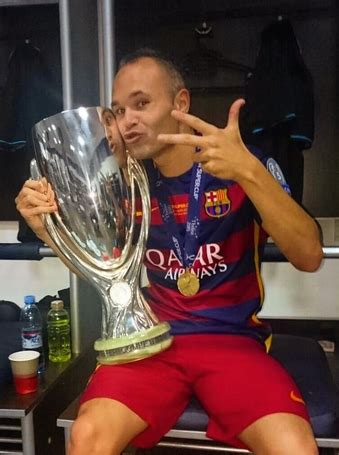 Iniesta avec la Supercoupe ! | FC Barcelone.com