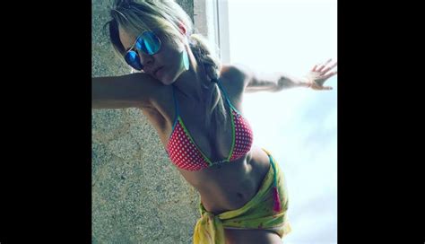 Instagram: la cantante mexicana Fey luce su figura a los ...