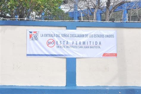 Instituto San Juan Bautista coloca cartel prohibiendo ...