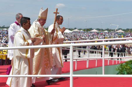 Intereconomía TV emite la misa del Papa en Quito ...