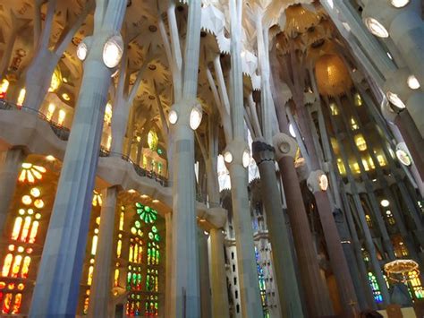 Interior de la Basílica Sagrada Familia   Barcelona ...