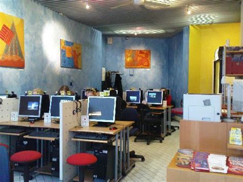 internet cafe on Pinterest | Cafe Interior Design ...