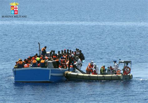 Italia rescata a 780 inmigrantes, cinco de ellos ...
