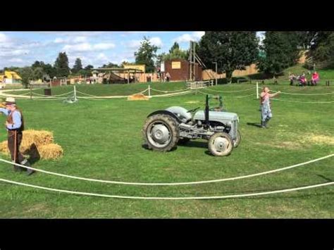 James poznaje Mały Szary Traktor Fergie | Willows Farm | Doovi
