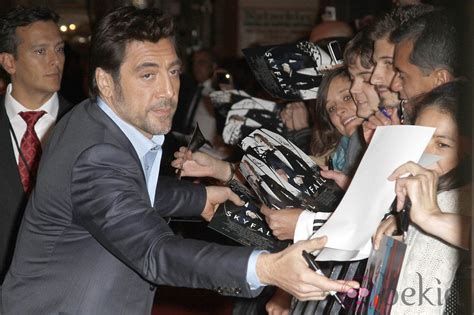 Javier Bardem firmando autógrafos en el estreno de ...