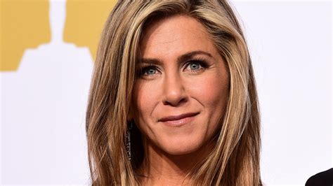 Jennifer aniston brands social media  distracting  and ...