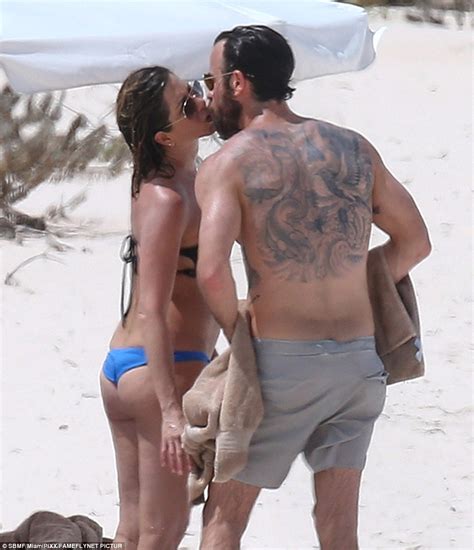 Jennifer Aniston slips into bikini on Bahamas beach break ...