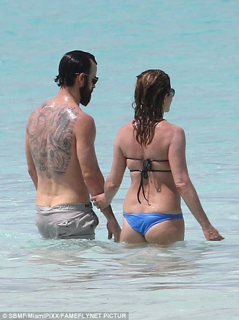 Jennifer Aniston slips into bikini on Bahamas beach break ...