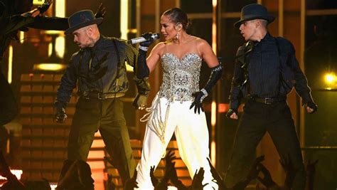 Jennifer Lopez canta su nuevo tema  Dinero  como una sexy ...