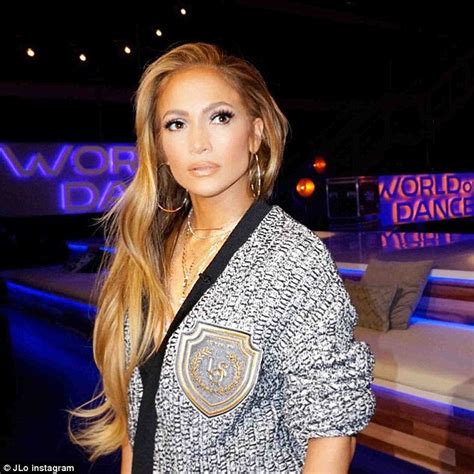 Jennifer Lopez flaunts her midriff and legs in patterned ...