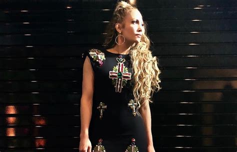 Jennifer Lopez revela parceria com Cardi B em Dinero