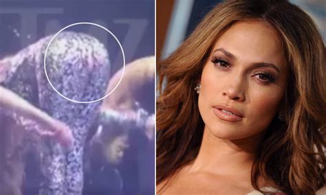 Jennifer Lopez se queda con el culo al aire en medio de ...