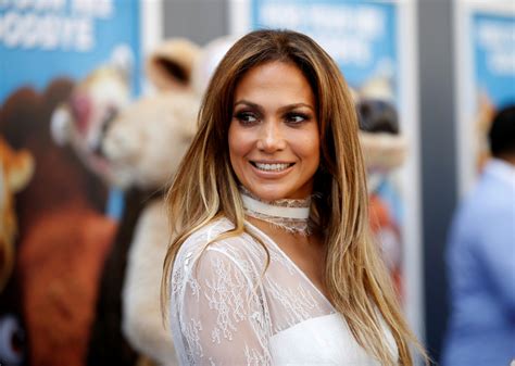 Jennifer Lopez shares sexy selfie, tells her fans to  love ...