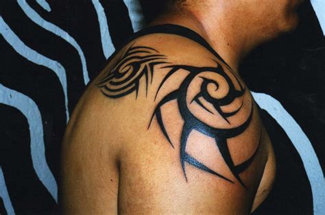 Jessica Lee: Tatuajes tribales en la espalda: Fotos