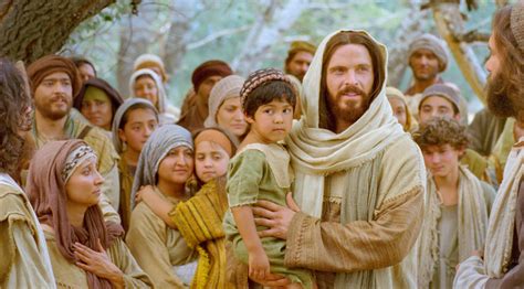 Jesús habla a los niños pequeños
