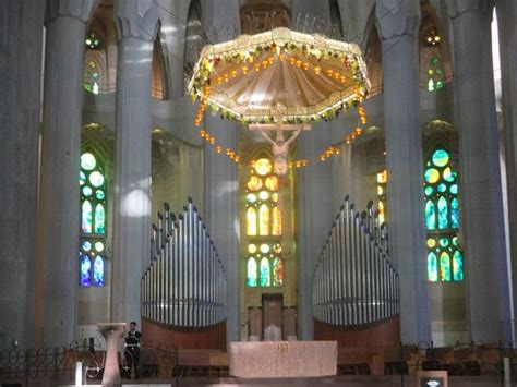 Jesus na Cruz; altar.   Picture of Basilica of the Sagrada ...
