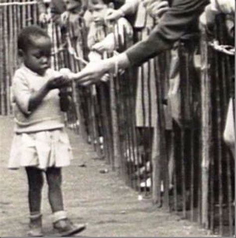 Jeune fille africaine dans un zoo humain , Belgique 1958 ...