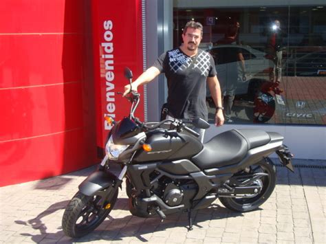 Juan Armas entrega la primera Honda CTX700N de Canarias ...