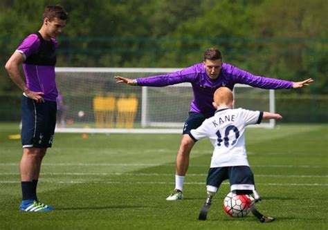 Jugadores del Tottenham le cumplen sueño a niño sin ...