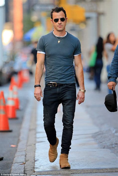 Justin Theroux hangs with friends in NYC the morning after ...