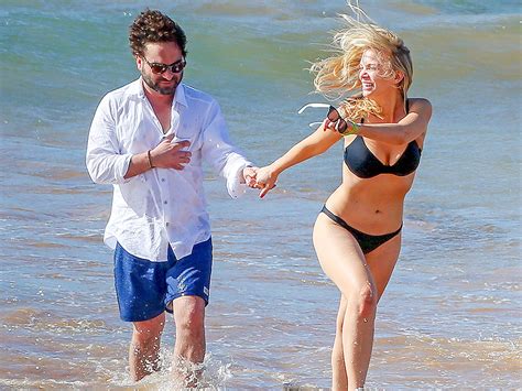 Kaley Cuoco and Johnny Galecki: Exes Holds Hands at People ...