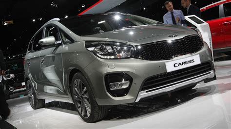 Kia Carens facelift arrives in Paris with minor changes