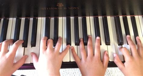 Kinder s Piano Teacher   KidsPianoLessonsSingapore.com