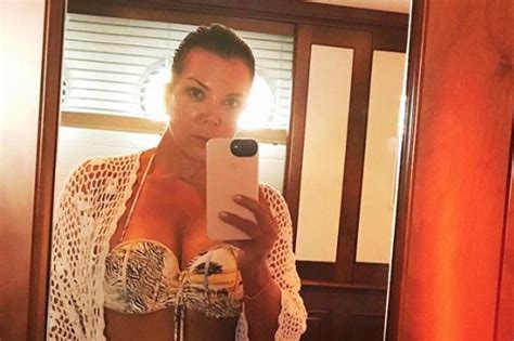 Kris Jenner shows off figure in sexy selfie
