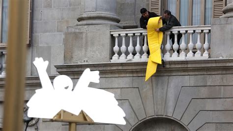 L Ajuntament de Barcelona penja un llaç groc a la façana