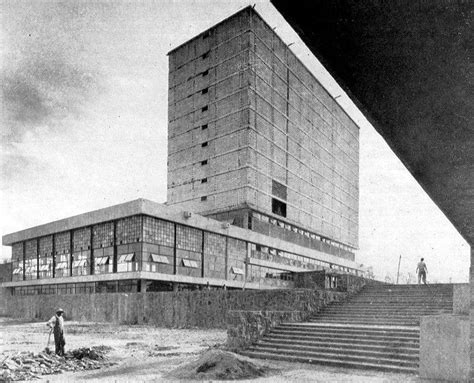 La Biblioteca Central de la UNAM en una imagen de inicios ...
