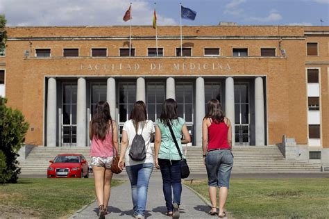 La carrera de Matemáticas Física es la que tiene la nota ...