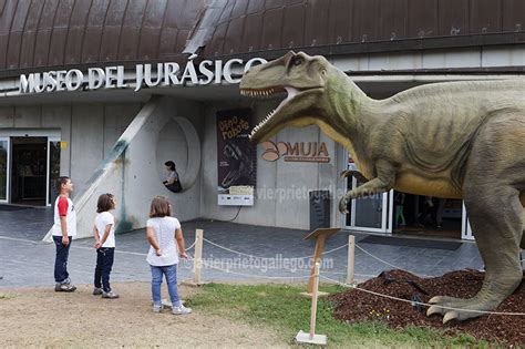 La Costa de los Dinosaurios: acantilados, playas y museos ...
