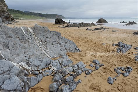 La Costa de los Dinosaurios: acantilados, playas y museos ...