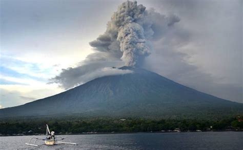 La erupción de un volcán en Bali deja atrapados a 35 ...