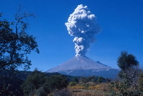 La explosión más grande en 3 años del Volcán Popocatepetl ...