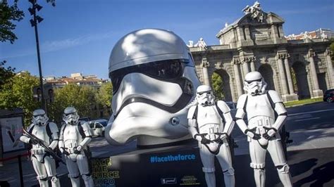 La exposición de cascos gigantes de Star Wars resiste al ...
