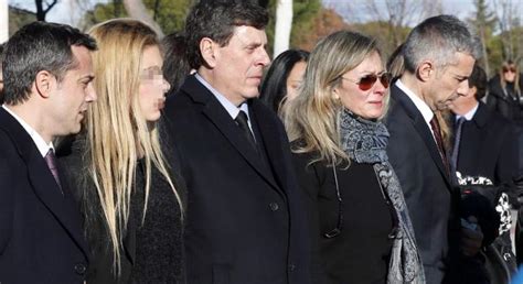La familia de Diana Quer, rota de dolor en su funeral ...