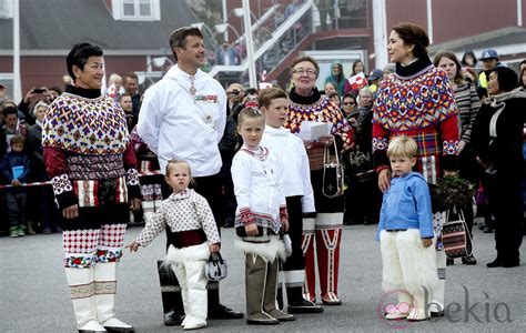 La Familia Real danesa en Qaqortoq con los trajes ...