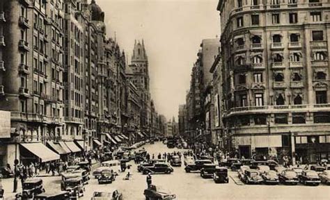 La Gran Vía de Madrid, años 50. Entonces se llamaba ...